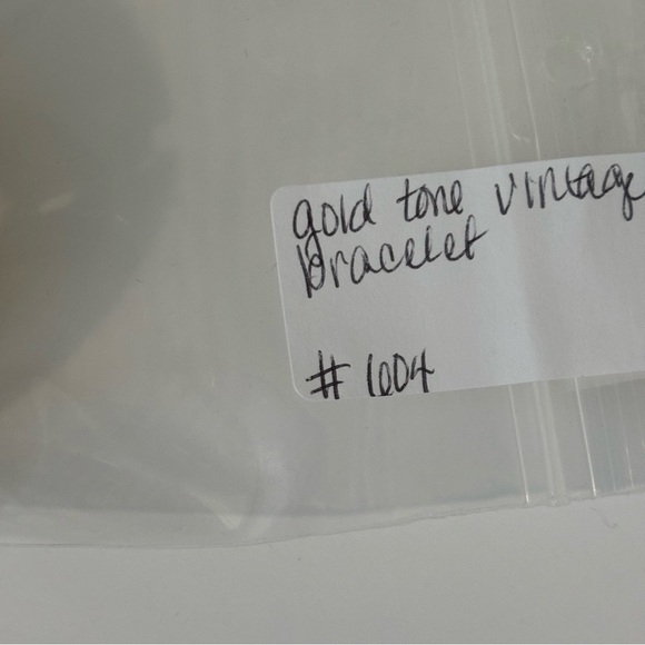 Vintage gold tone unsigned clamper bracelet - Picture 3 of 10